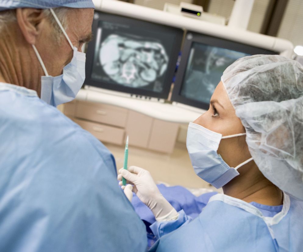 TAVI, czyli przezcewnikowe wszczepienie zastawki aortalnej, to inwazyjna metoda leczenia zwężenia zastawki aortalnej.