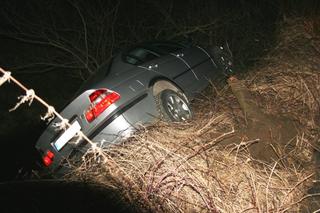 Rodzice dali mu auto, choć nie miał PRAWA JAZDY. Chwilę później leżał SKUTY w rowie