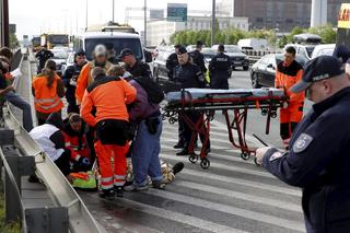 Aktywiści znów blokują Warszawę. Przykleili się do mostu, interweniowało pogotowie