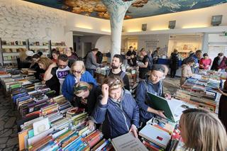Setki książek, winyli i czasopism za 4 złote. We Wrocławiu rusza Giełda Książki Bibliotecznej
