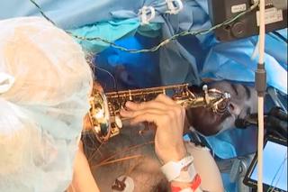 Grał na saksofonie, gdy operowali mu mózg