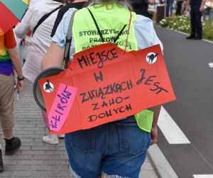 VI Toruński Marsz Równości. Przeciwnicy modlili się w centrum