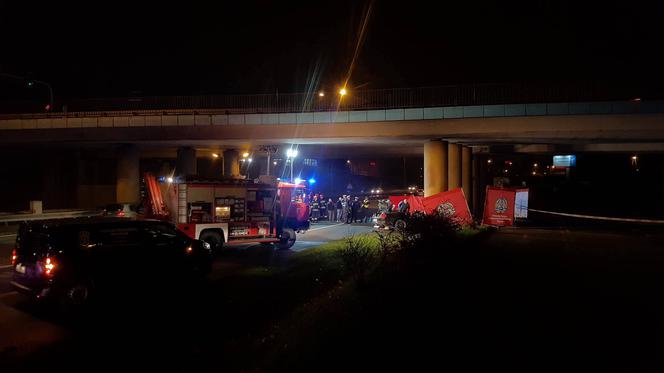 Śmiertelny wypadek na DTŚ. Samochód uderzył w filar i stanął w płomieniach [ZDJĘCIA]