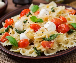 Zamiast sałatki zrób makaron caprese. To świetny pomysł na obiad w ciepły dzień