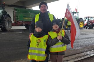 Lekceważenie władzy jest absolutne - skarżą się rolnicy protestujący na S5 koło Leszna. To jeden z większych protestów w kraju [ZDJĘCIA]