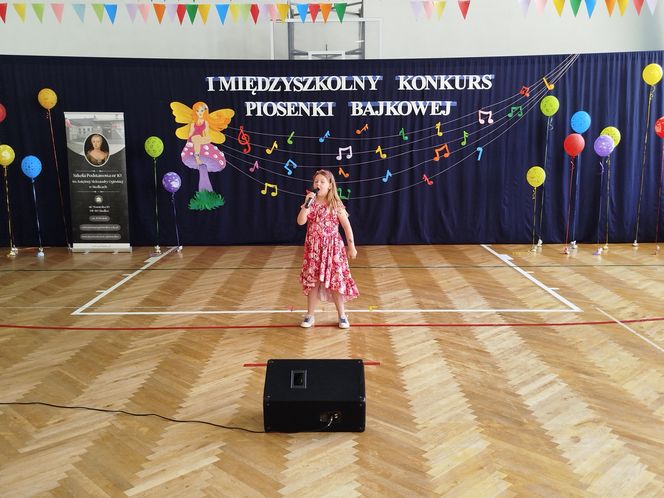 Uczniowie z klas I-III zaprezentowali w SP nr 10 w Siedlcach piosenki z różnych bajek