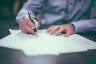 PIP nie planuje masowej zmiany śmieciówek na etaty? Obejmie to nielicznych