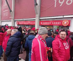 Legia vs. Widzew. Na stadionie w Łodzi zbierają się kibice