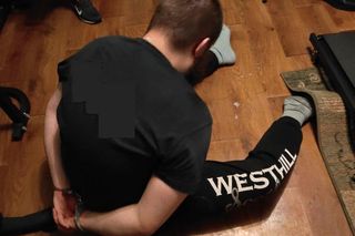 Słuchał głośno muzyki, później groził policjantom nożem. W domu miał kastet i maczetę 