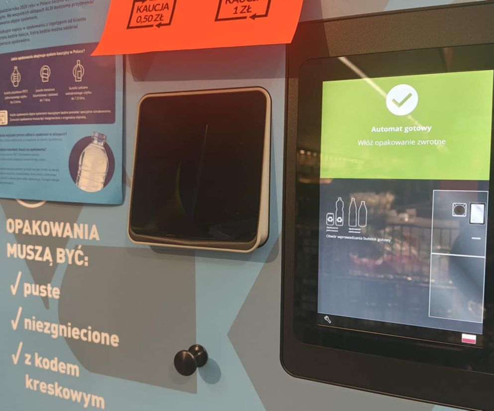 Butelkomat z ekranem pokazującym komunikat „Automat gotowy, Włóż opakowanie zwrotne” i instrukcjami zwrotu opakowań, symbolizujący rosnącą popularność systemu kaucyjnego. Więcej o rekordach zwrotów przeczytasz na Super Biznes.