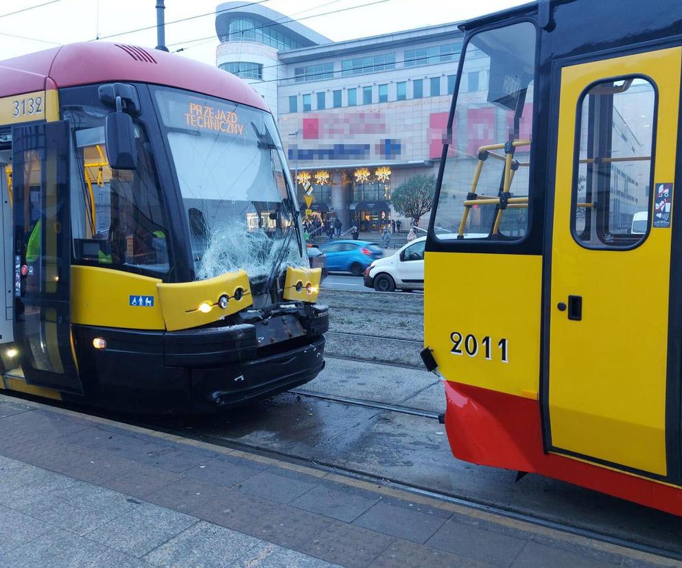Zderzenie tramwajów przy Dworcu Wileńskim w Warszawie. Dwie osoby ranne. Ruch został wstrzymany