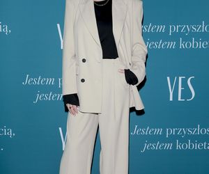 Ola Kwaśniewska chlapie się w jeziorze