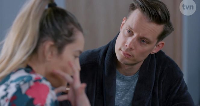 Na Wspólnej odc. 4045. Darek Żbik (Michał Mikołajczak), Kasia (Julia Chatys)