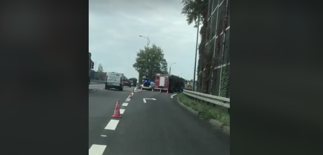 Tychy: Ciężarówka uderzyła w bariery na DK1! Na miejscu helikopter LPR-u