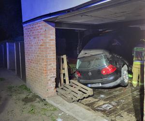 Pijany kierowca wypadł z drogi i wjechał w garaż