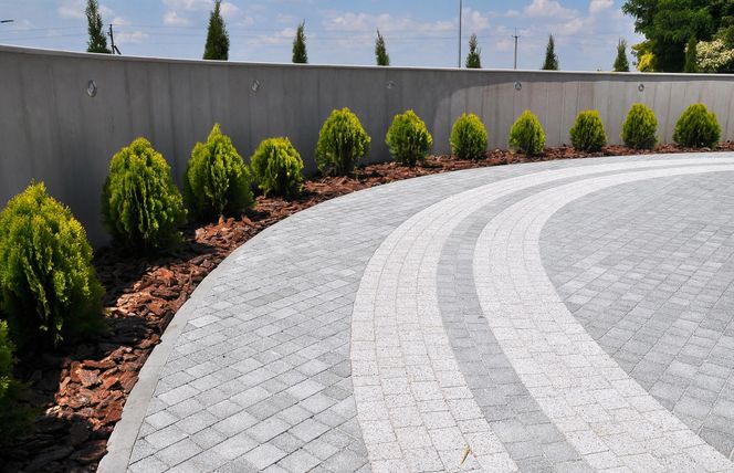 Betonowe ogrodzenie może być nowoczesne lub tradycyjne