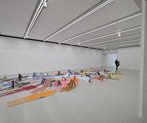 Wanny, buty i manekiny za 851 tys. zł? Ale sztuka! „To jedna z najbardziej wpływowych artystek na świecie”