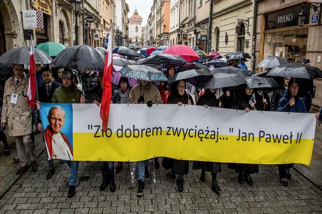 Marsze papieskie w Krakowie. Tłumy w 18. rocznicę śmierci Jana Pawła II