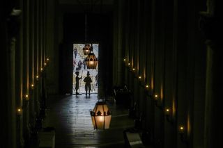 Co po śmierci papieża? Próbują go budzić, potem niszczą sygnet. Chowają go w trzech trumnach