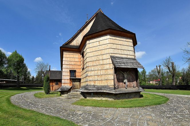 To jedna z najpiękniejszych małopolskich wsi. Kiedyś należała do biskupa 