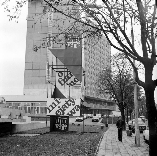 Wystawa "Hotel Twoich Snów. Architektura hotelowa wielkomiejskiej Polski doby Gierka"