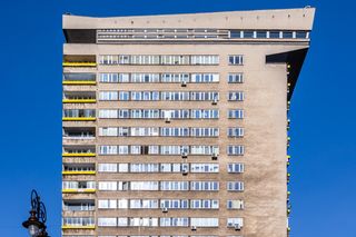 Modernistyczny blok z czasów PRL