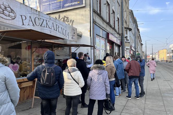 Kolejki przed pączkarniami w Gorzowie.