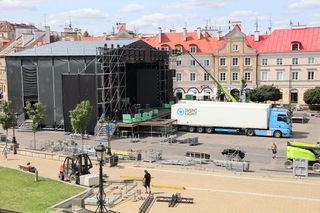 Przed sobotnim koncertem trwa budowa sceny na pl. Zamkowym w Lublinie