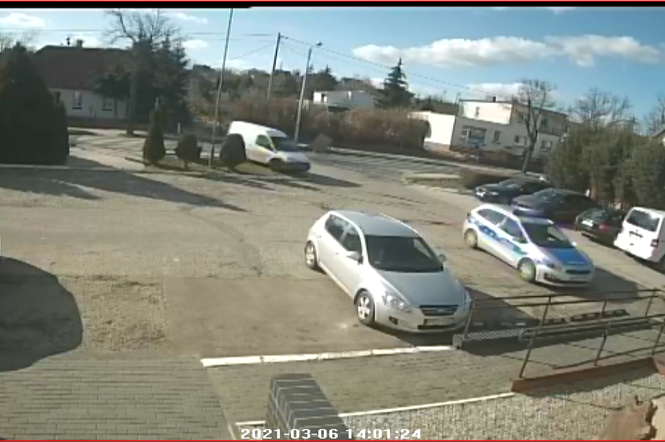 ​Pijany kierowca forda skosił znak drogowy. Przy samej komendzie policji