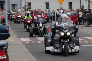 Efektowna parada i piękna impreza pod Toruniem. Robią to dla Huberta i malutkiej Mai