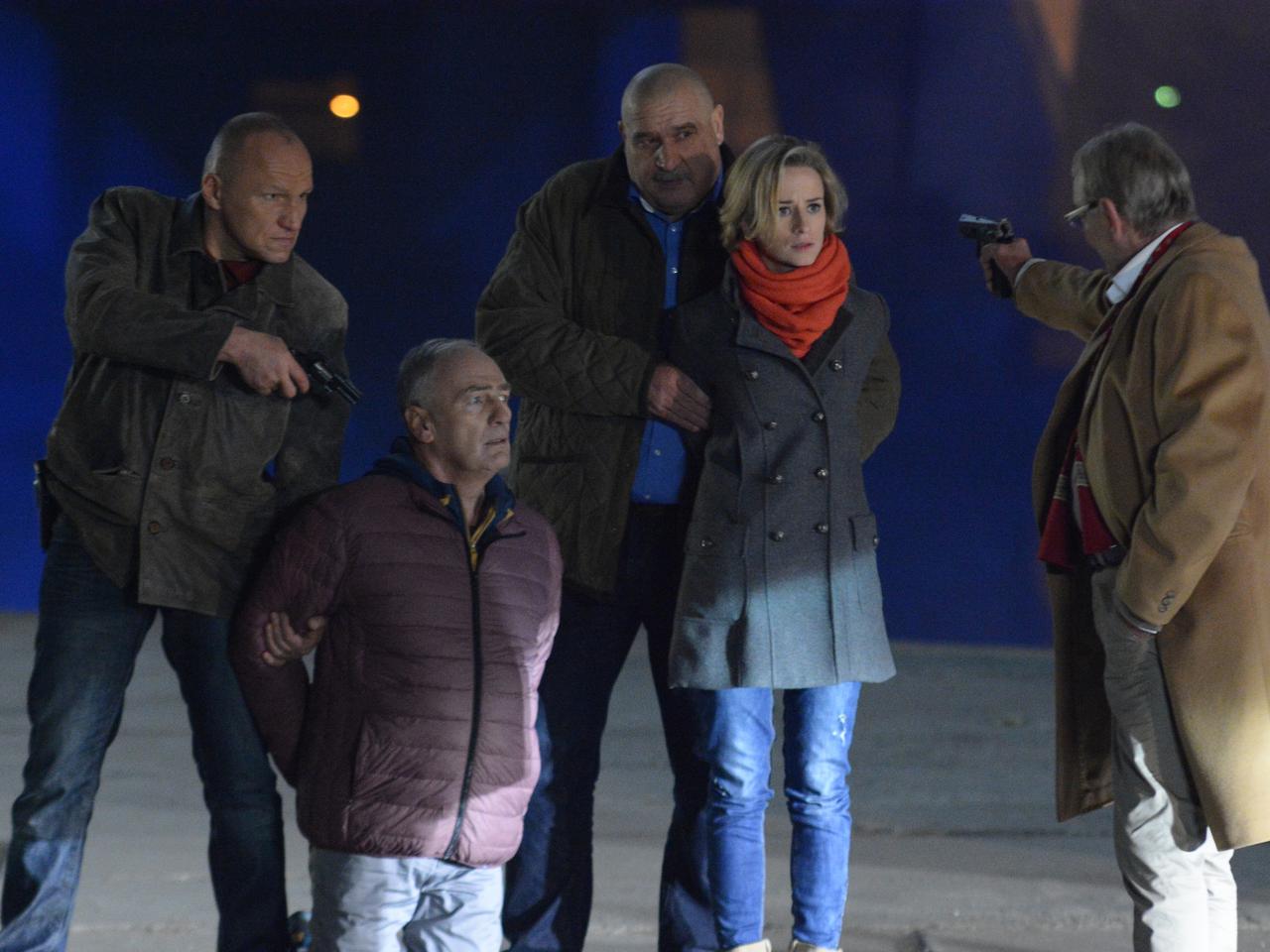 Pierwsza miłość. Krzyś (Mariusz Jakus), Romuś (Grzegorz Skrzecz), Karol Weksler (Karol Strasburger), Andrzej (Jerzy Bończak), Sabina (Urszula Dębska)