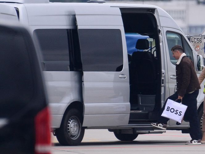 Robert Lewandowski ze szpanerką siatą wysiadł z samolotu