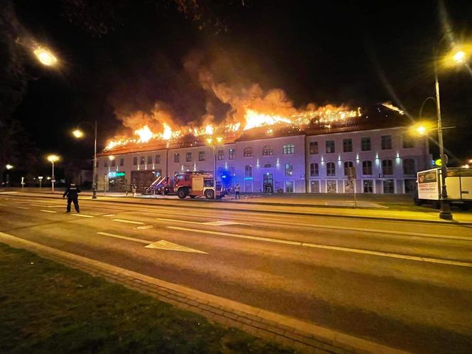 Pożar galerii handlowej w Ełku. Dach spłonął momentalnie [ZDJĘCIA]