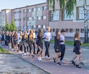 100 par tańczy poloneza na 100-lecie siedleckiego Ekonomika