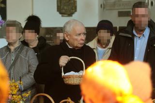 Kaczyński ze skromną święconką. Prezes PiS przed kościołem spotkał człowieka. Był przygotowany 