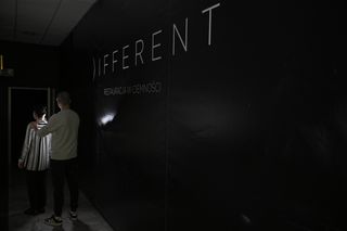 „Jedzenie w ciemności smakuje inaczej”. To jedyna taka restauracja w Warszawie. Odwiedziła ją nawet pierwsza dama