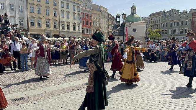 "Polonez wiosenny" na Rynku Głównym w Krakowie