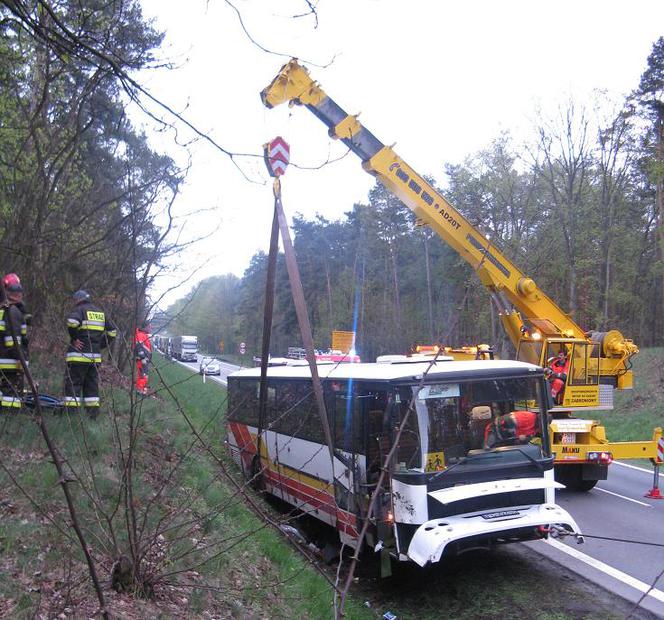Autobus z dziećmi wypadł z drogi 