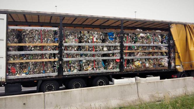 Nielegalne śmieci z Włoch i Niemiec miały trafić na Śląsk! Celnicy zatrzymali podejrzany transport