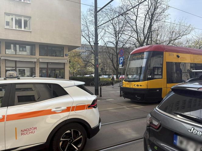 Paraliż w centrum Warszawy. Kierowca BWM zaparkował na torach. Wszystko stanęło!