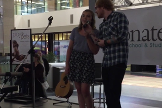 Ed Sheeran i fanka - duet w centrum handlowym. Dziewczyna nie wiedziała, że słucha jej sam Sheeran! [VIDEO]