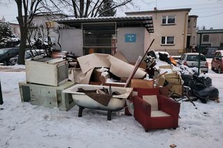 Tak mieszkaniec Gostynia posprzątał mieszkanie. Wielka sterta śmieci przy śmietniku