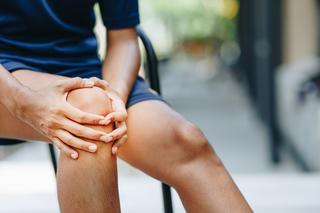 Ból kolana może być objawem różnych chorób. O czym świadczy ból kolana?