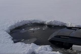 Jezioro Choczewskie. Kierowca land rovera wjechał na lód. Auto znalazło się pod wodą