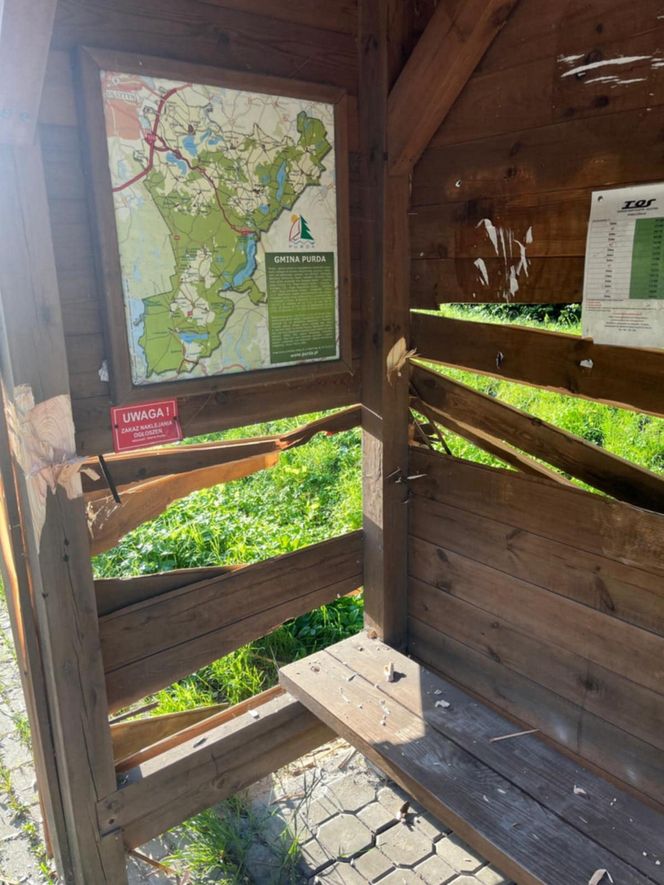 Wandale zniszczyli drewniane przystanki autobusowe