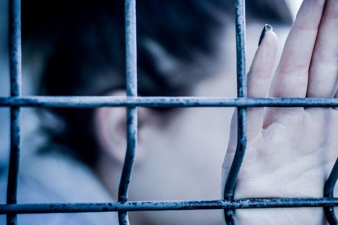 Ojciec trzymał dziecko w samochodzie przez półtora roku! Skrajnie zaniedbane