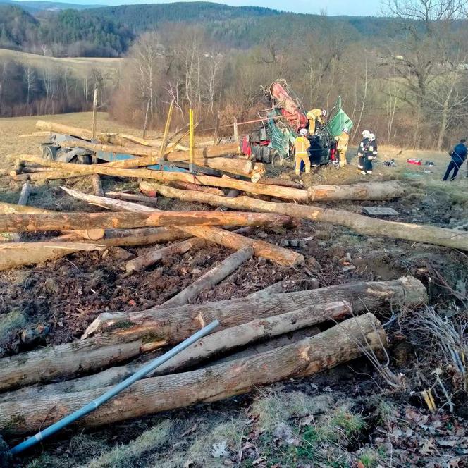 Ciężarówka przewożąca drewno spadła ze skarpy! Koszmar w Leszczawie Dolnej