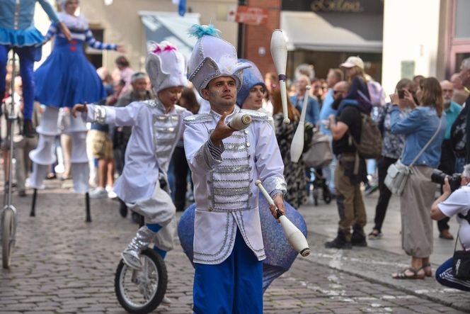 Kolorowa parada na otwarcie Dni Torunia. Przeszła przez serce toruńskiej starówki