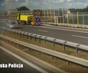 Kierowca mazdy jechał drogą ekspresową pod prąd! Nagrali go pasażerowie autobusu