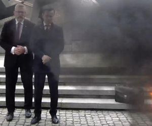 Grzegorz Braun w Katowicach podpalił flagę Unii Europejskiej